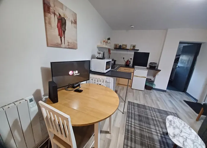Cosy Garden Flat Near Bay & City Centre - Fast Wifi, 5 Mins To Centre